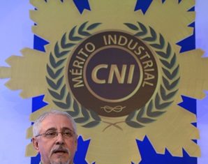 Presidente da Anicer recebe homenagem da CNI