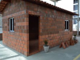 Casa de cerâmica em exposição no Senai da Paraíba