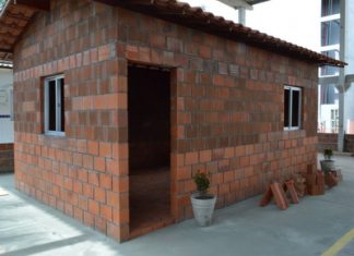 Casa de cerâmica em exposição no Senai da Paraíba