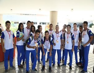 Estudantes recebem palestras sobre cerâmica