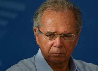 Preservar economia não significa sair do isolamento, diz Guedes