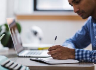 Sebrae auxilia empresários a montar um plano de negócios